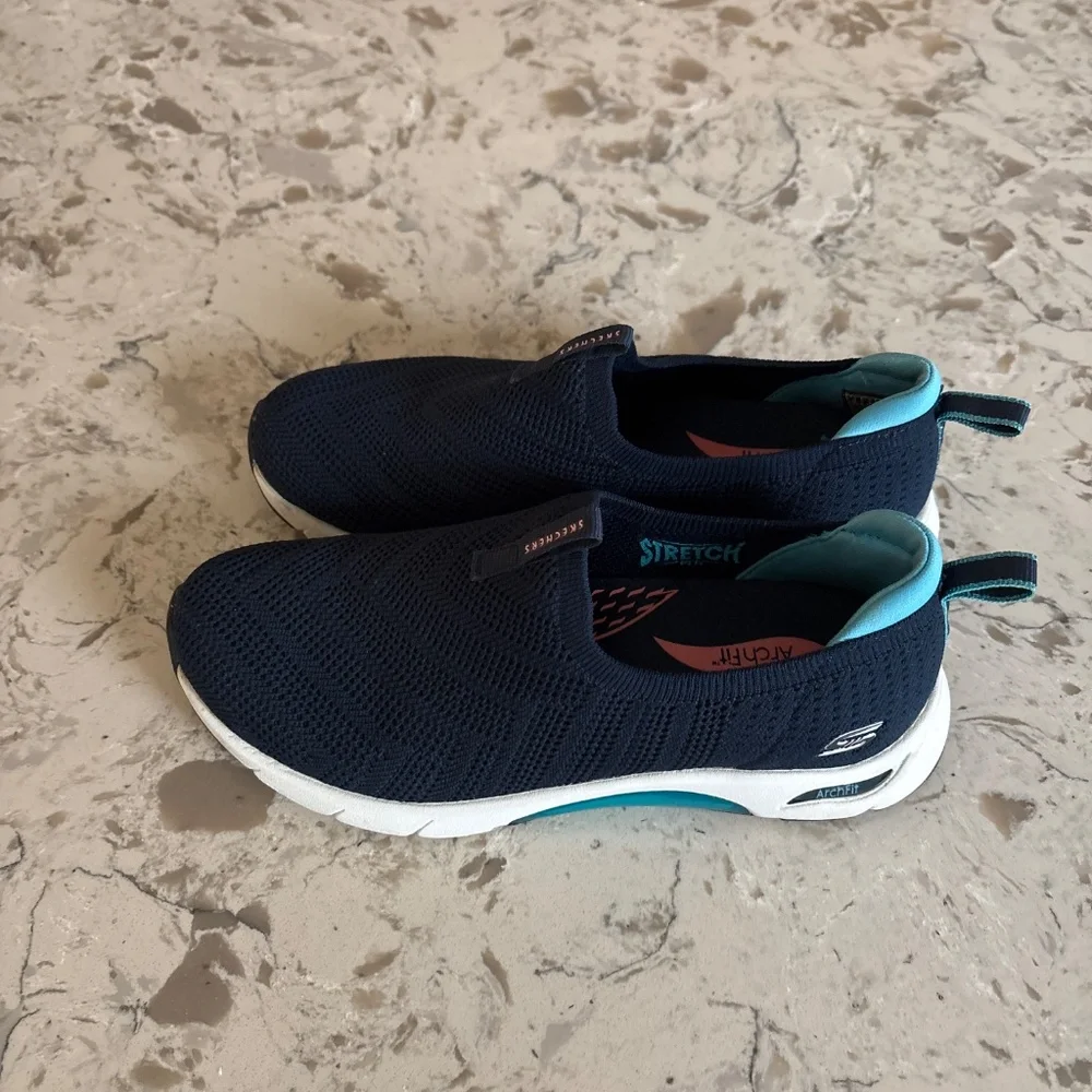 Women’s Skechers Navy Air Cooled Arch Fit Slip On Sneakers Sz 6